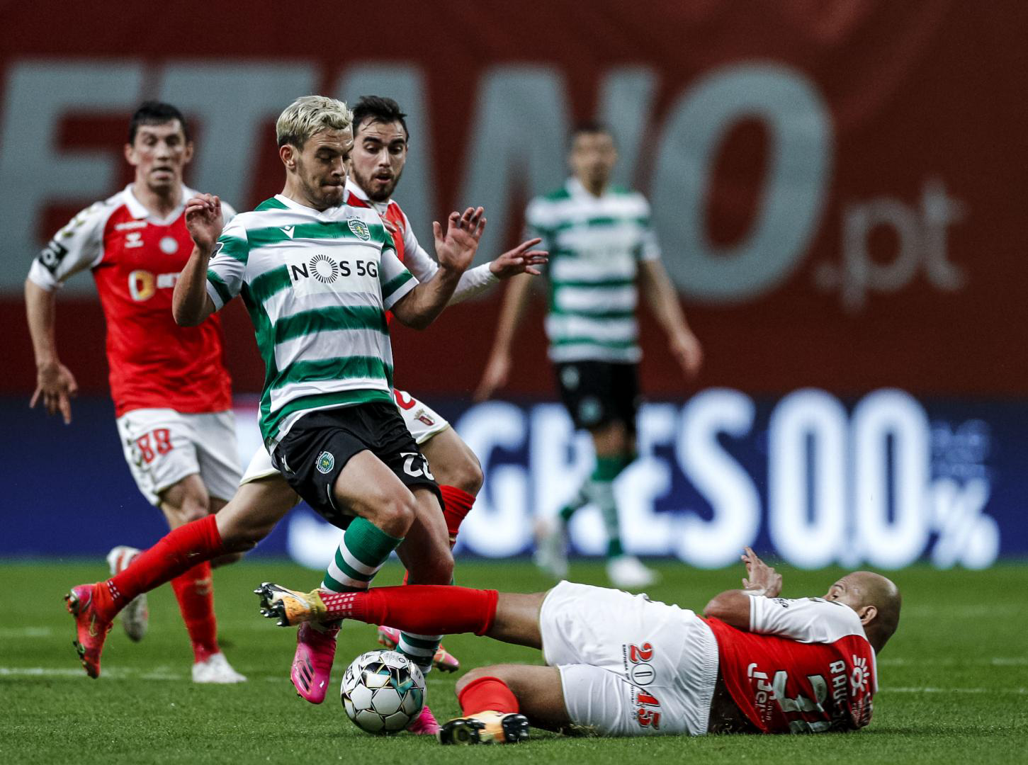 开云体育官网-JackeyLove关键节点突破纪录托特纳姆围绕社区盾防线松动，转会期葡萄牙体育调整名单以备意大利杯看傻球迷的简单介绍